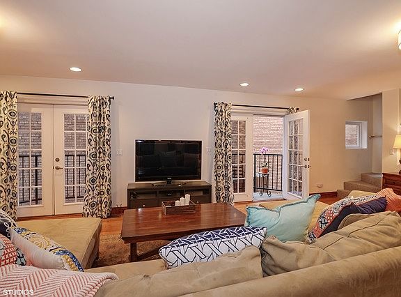 4th image of 533 W Oakdale Ave #5