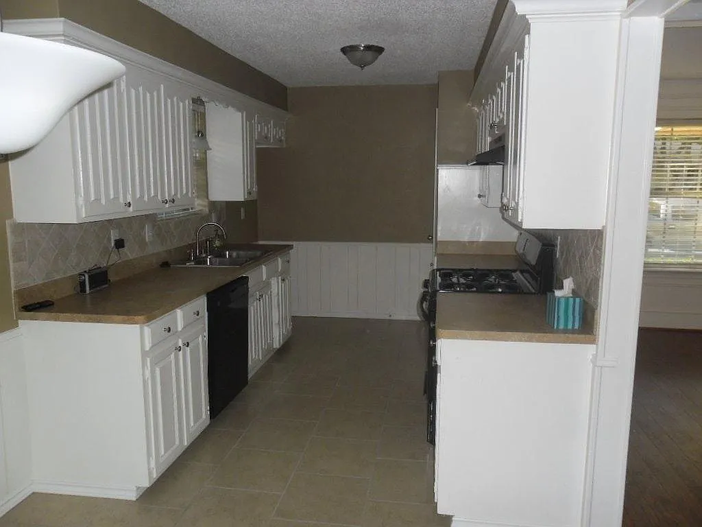 610 Kingsbridge Dr photo 1