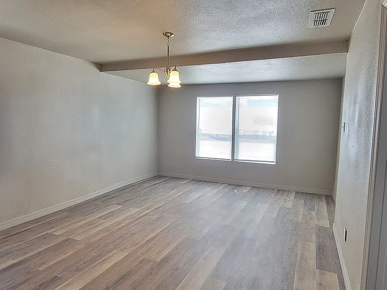805 S Avenue C — Photo 6