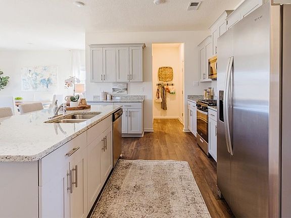 4th image of 30 Daisy Dr