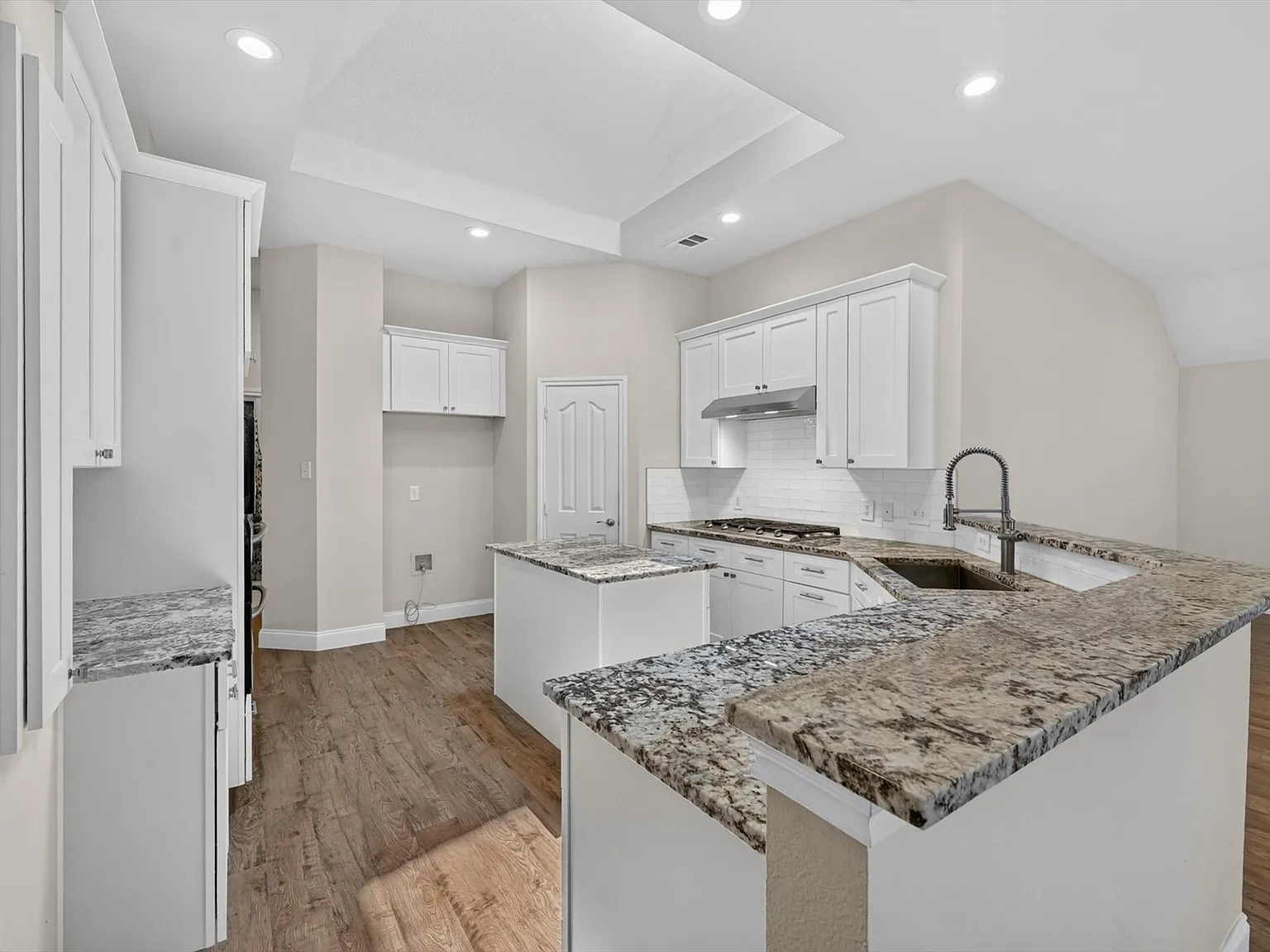 4 bed, 2401 sqft, $2,700 — Photo 4