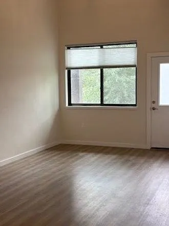 1 bed, 670 sqft, $2,400 — Photo 4
