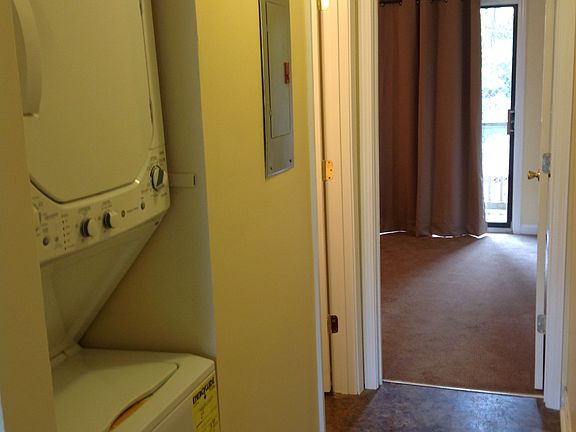 Laundry/Hall