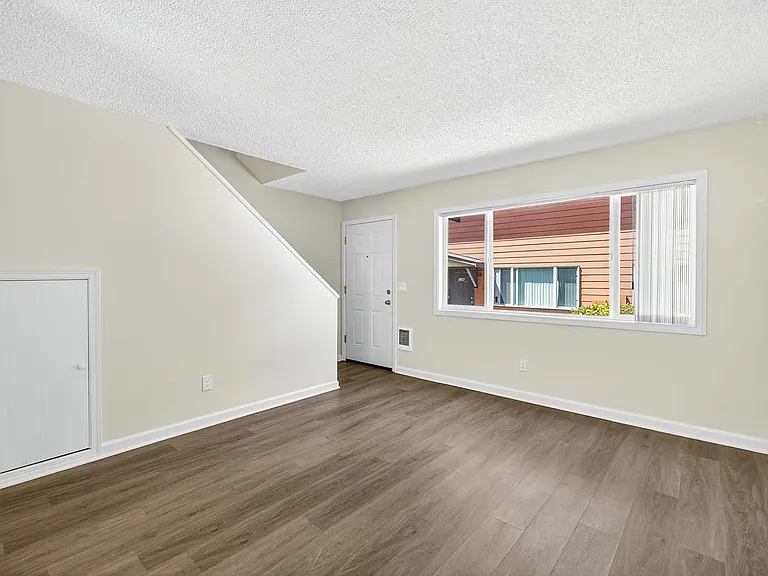 230 Lincoln St — Photo 16