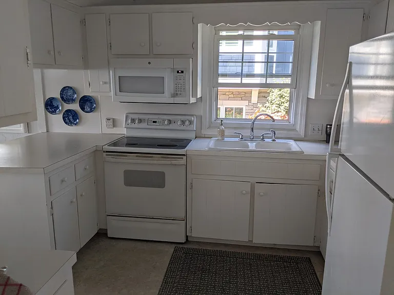 2421 Lakefront Dr — Photo 4