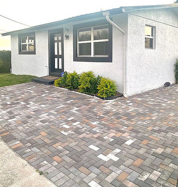 1st image of 290 SW 12th Ave