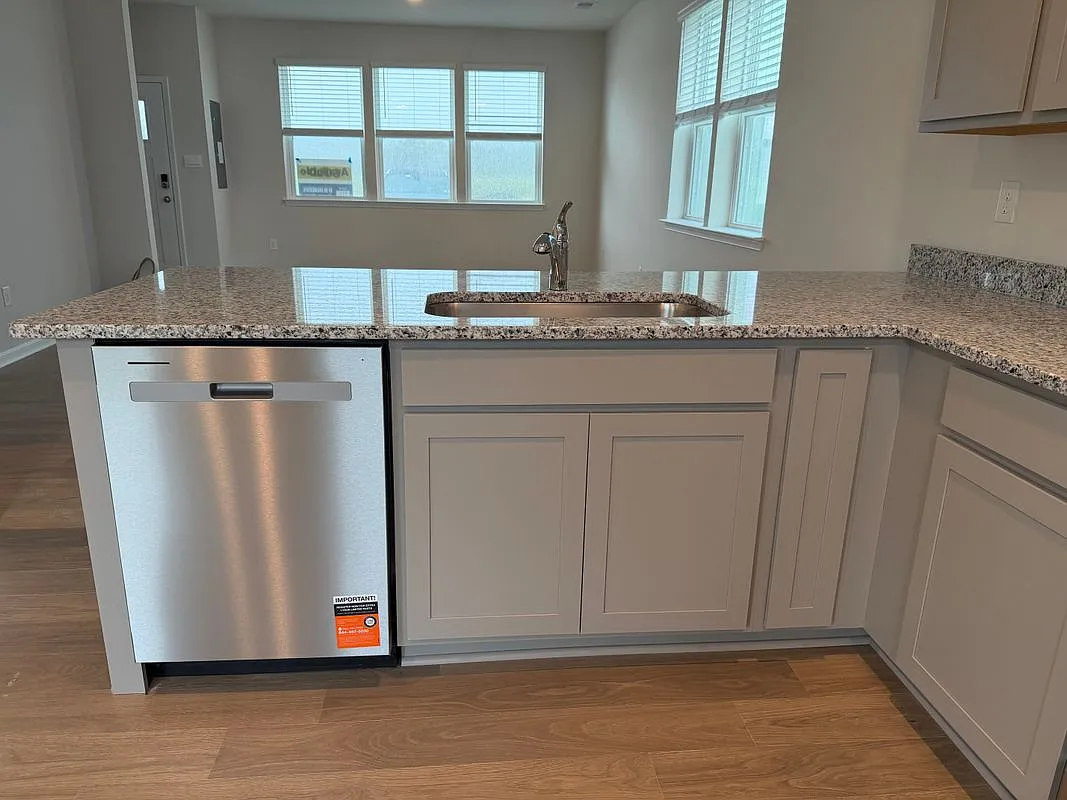 3 bed, 2.5 bath, 1365 sqft, $2,000 — Photo 3