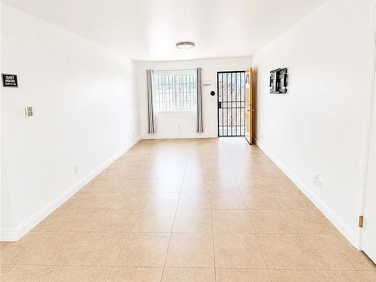 327 E Lanzit Ave — Photo 4