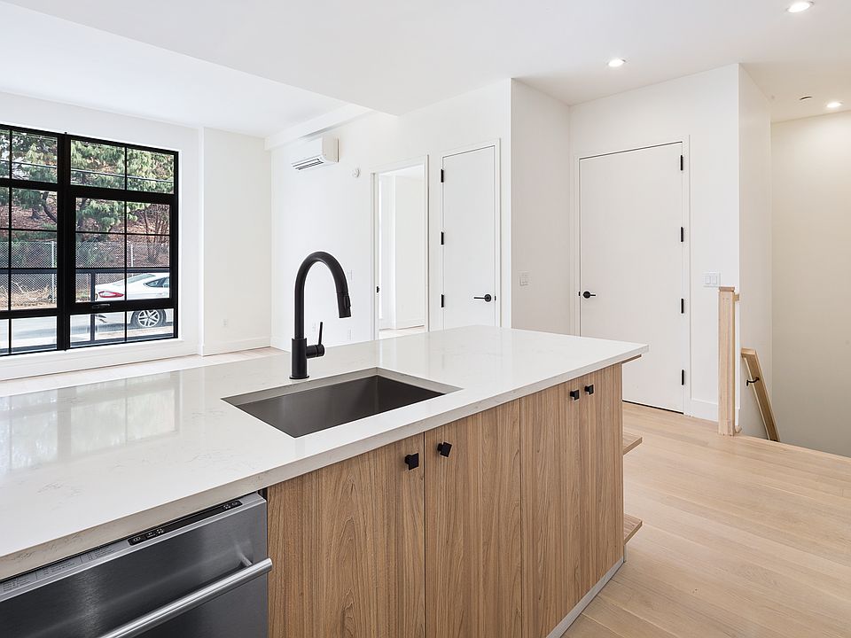 1st image of 25 Bruckner Blvd APT 1E