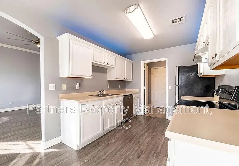 561 Red Bud St — Photo 4