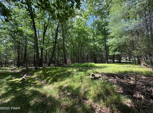 497 Timber Ridge Dr, Hawley, PA 18428