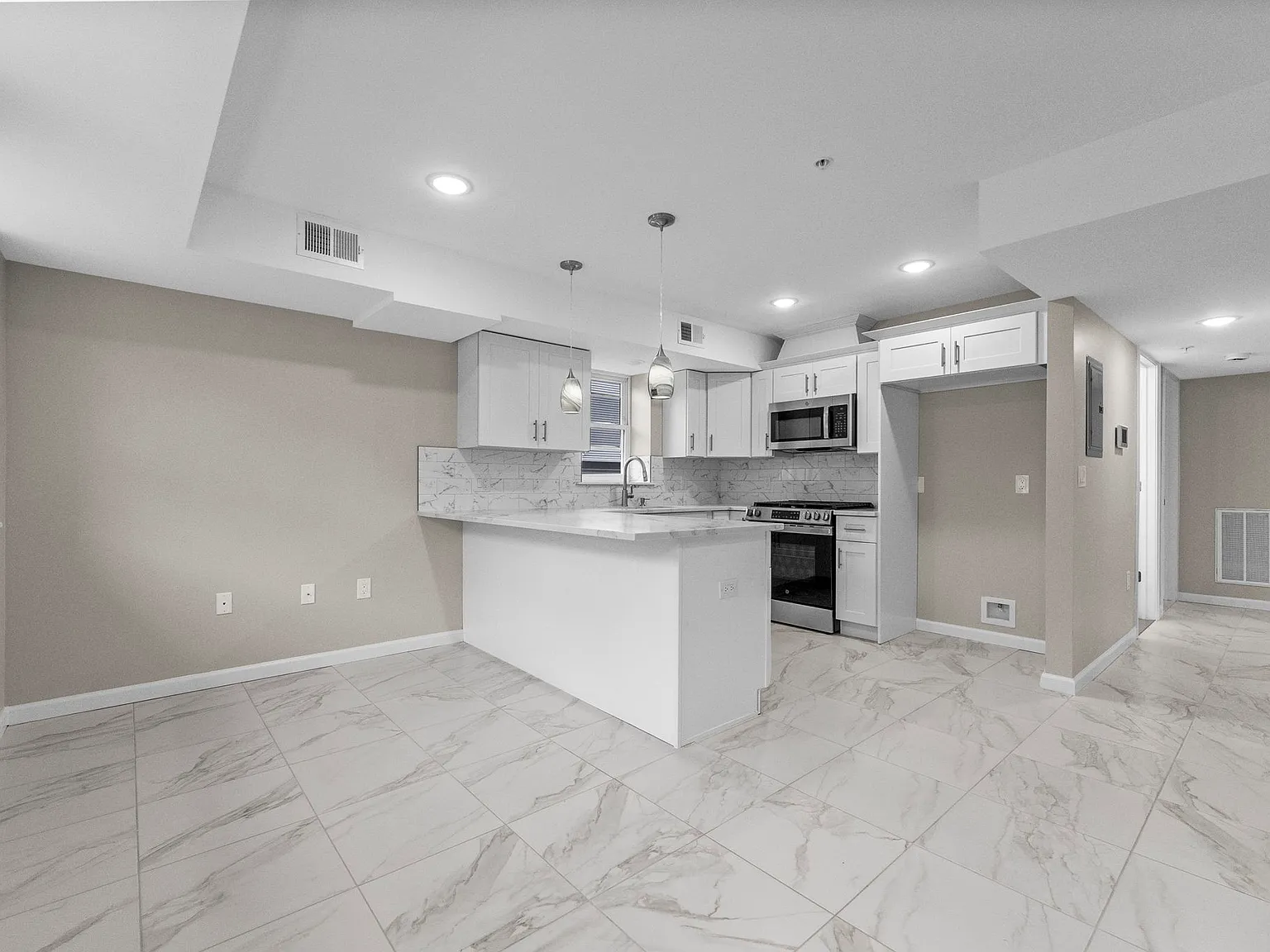 2 bed, 750 sqft, $2,200 — Photo 3