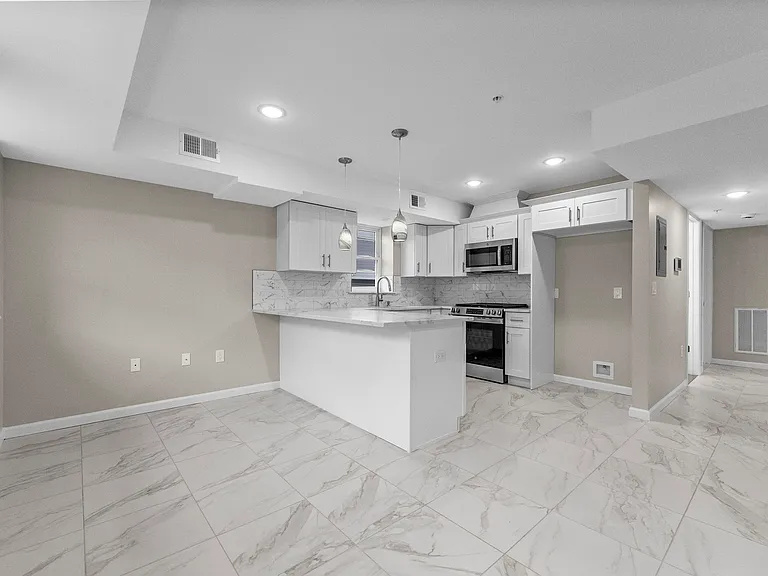 24-26 Garibaldi Ave #1 — Photo 3