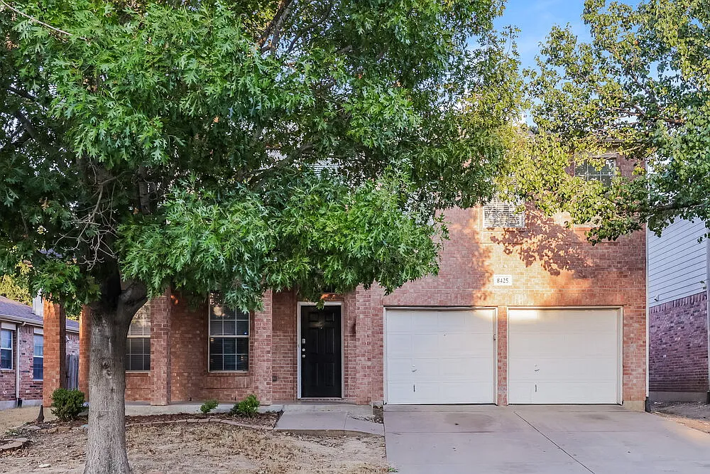 4 bed, 2.5 bath, 2720 sqft, $2,325 — Photo 1