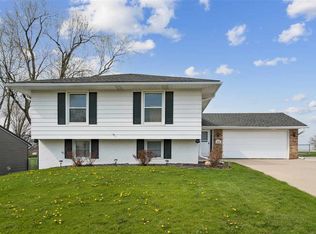 6016 Sharon Ln NW, Cedar Rapids, IA 52405