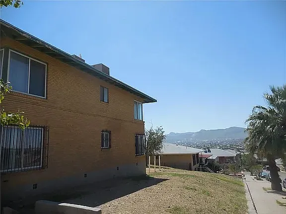 814 W Yandell Dr — Photo 2