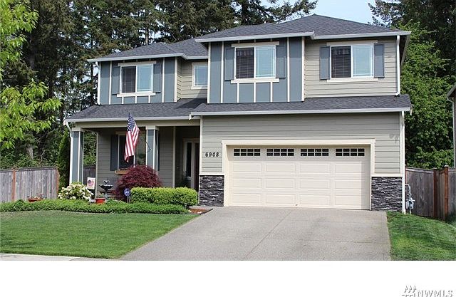 5 bedroom home offers just under 3000 s.f., 5 bedrooms, main floor den/office and large bonus room.  Large lot with completely fenced rear yard.