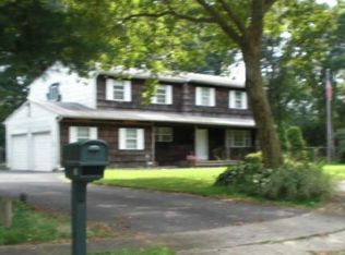 20 Brooktree Ct, Bohemia, NY 11716