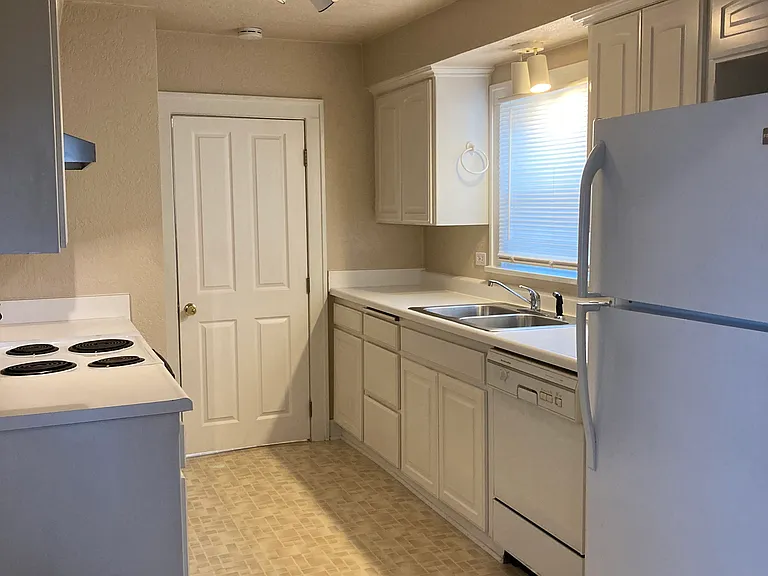 1231 Elm St NW — Photo 3