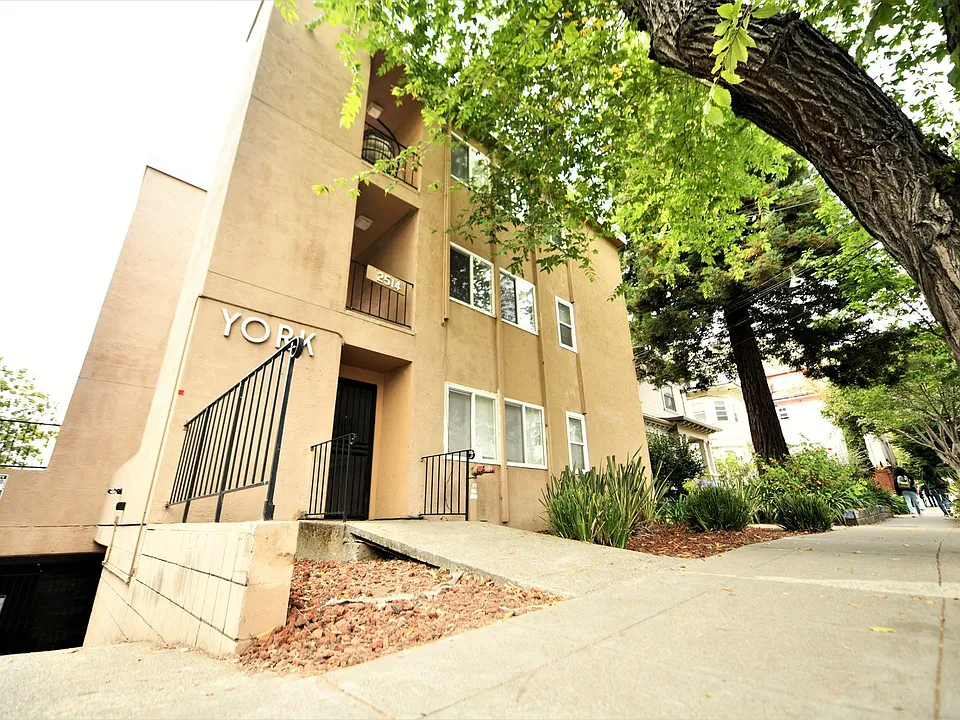 2514 College Ave