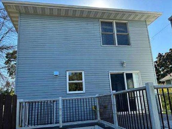 2nd image of 221 11th Ave NE