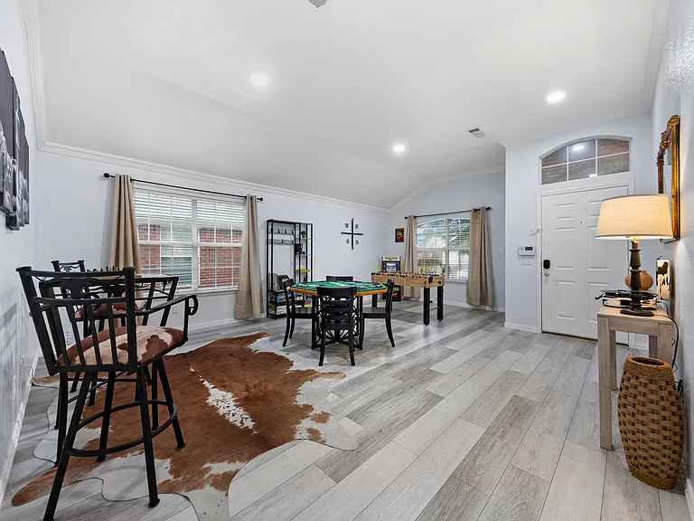 4835 Crown Dr — Photo 3