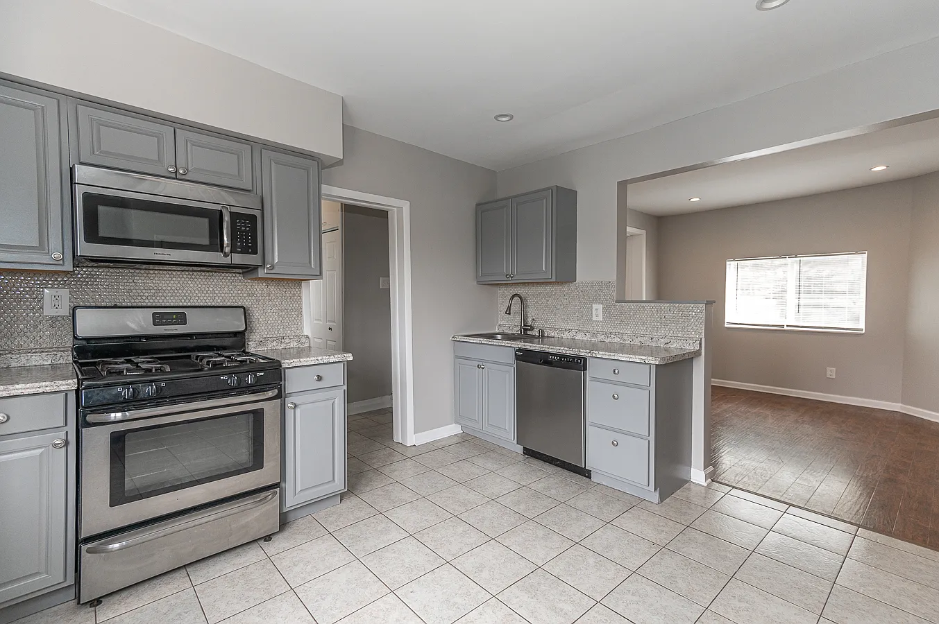 5 bed, 2800 sqft, $2,250 — Photo 1