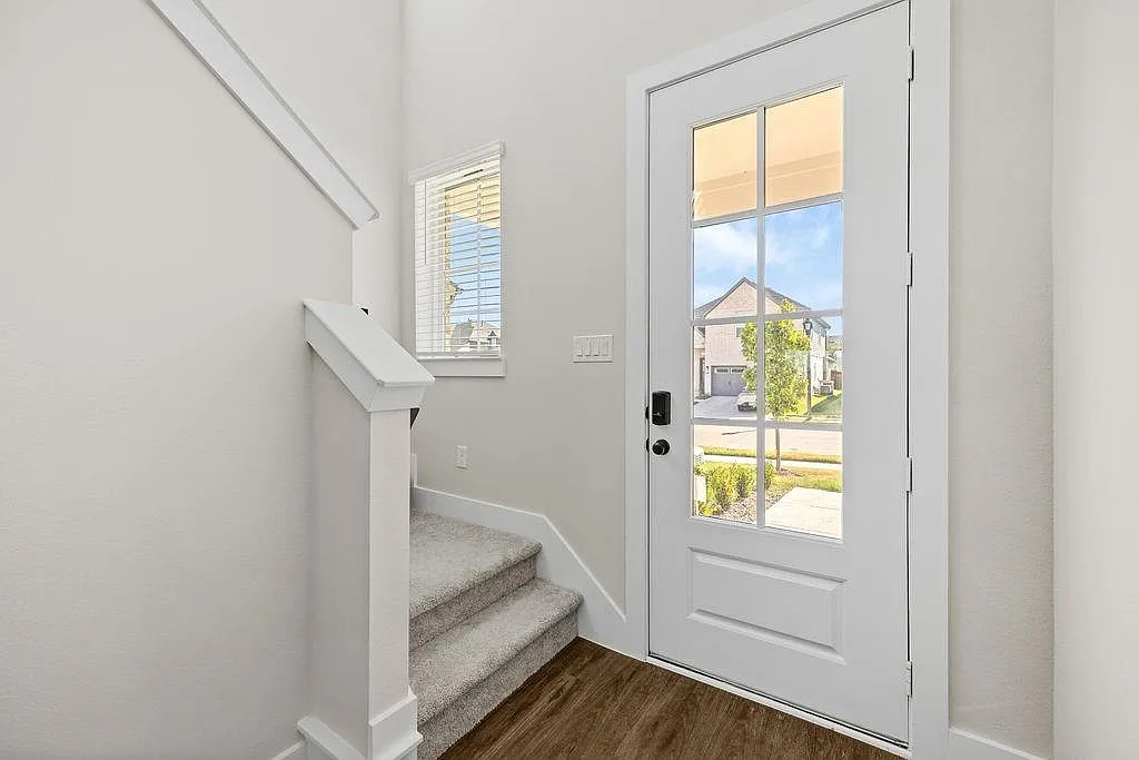 4 bed, 2.5 bath, 2375 sqft, $2,400 — Photo 3
