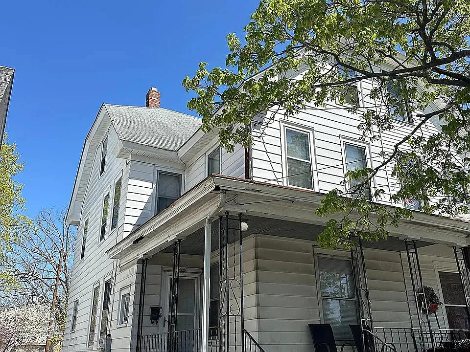 5 bed, 1.5 bath, 1630 sqft, $2,300 — Photo 1
