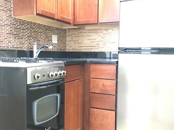 2nd image of 304 W 92nd St APT 6A