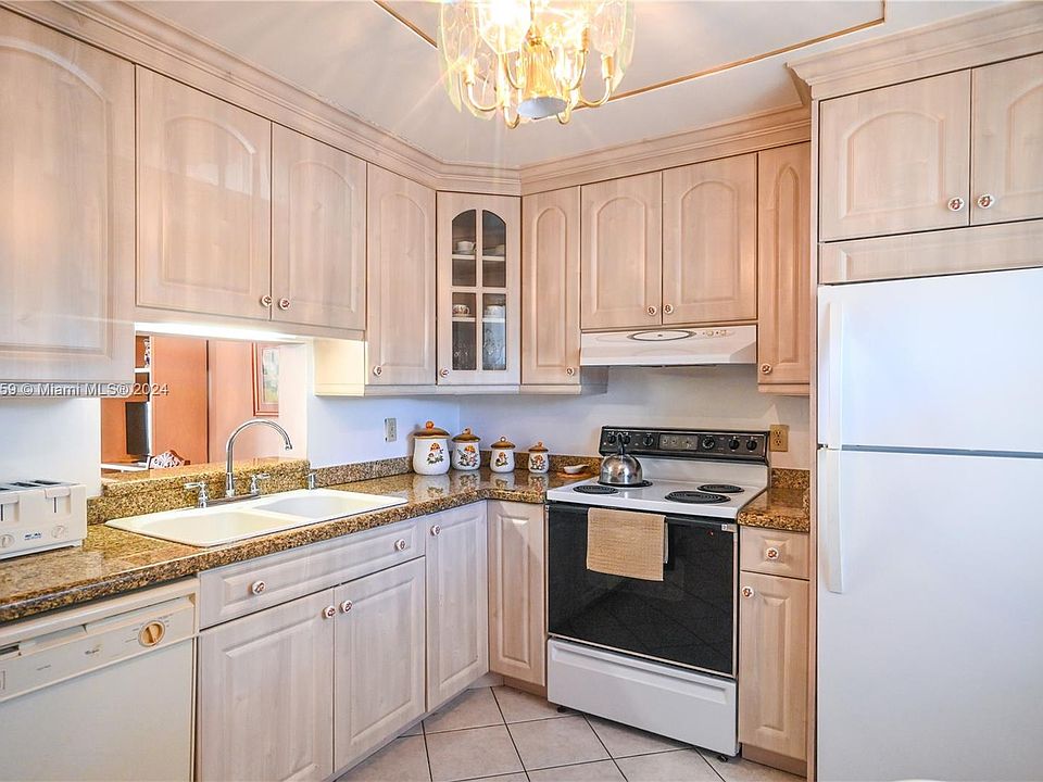 Meadowbrook Lakes Apartments Condominiums 315 SE 11th Ter Dania FL