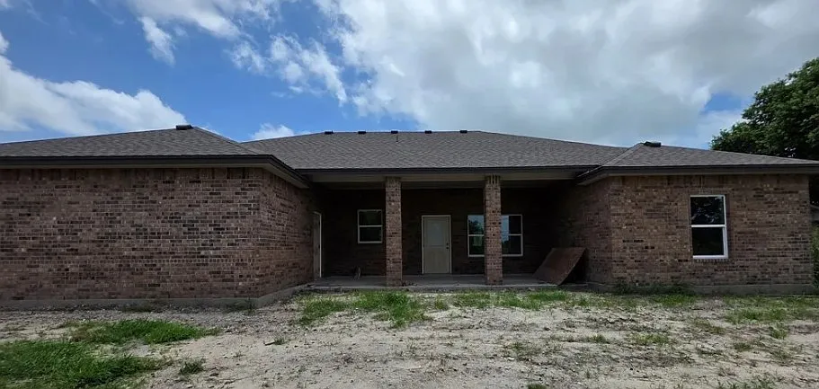 4 bed, 2.5 bath, 2300 sqft, $2,800 — Photo 2