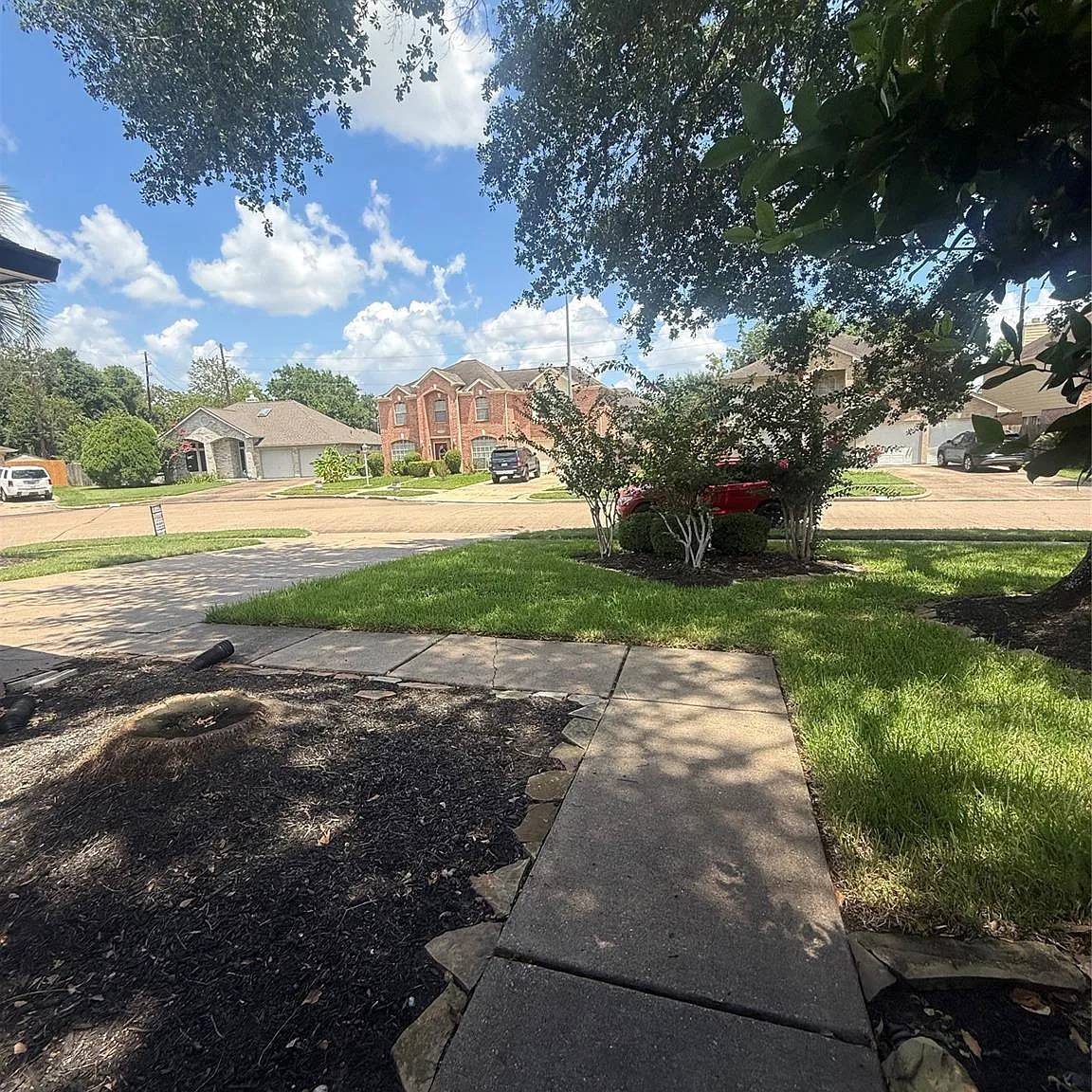 4 bed, 2.0 bath, 2200 sqft, $2,200 — Photo 2