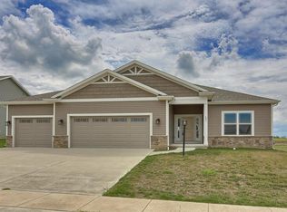 601 Country Ridge Dr, Mahomet, IL 61853