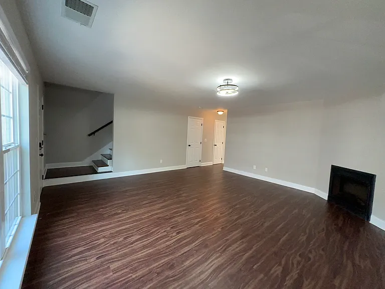 1126 Maple Tree Ln — Photo 9