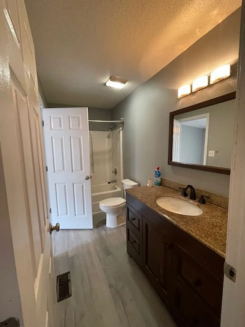 1 bed, 1.0 bath, 935 sqft, $1,450 — Photo 2