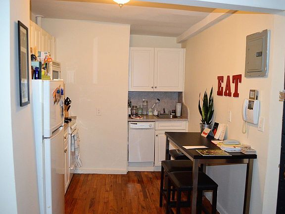 4th image of 324 E 6th St APT 5