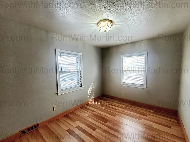 1112-1114 Byron Ave — Photo 8