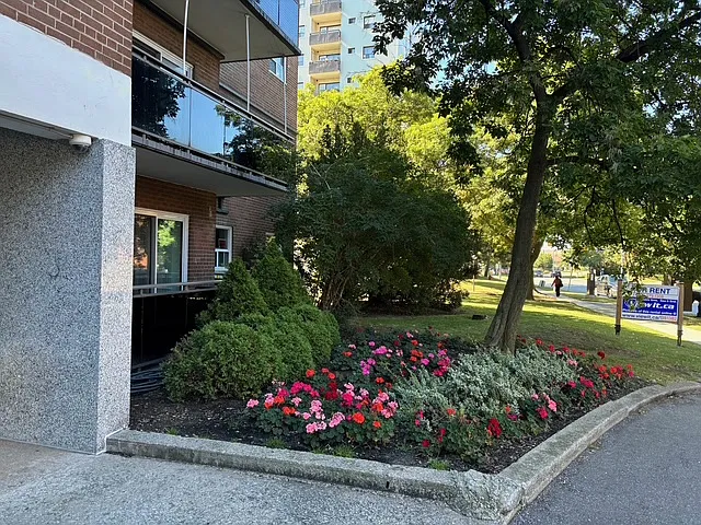 90 Paisley Blvd W — Photo 23