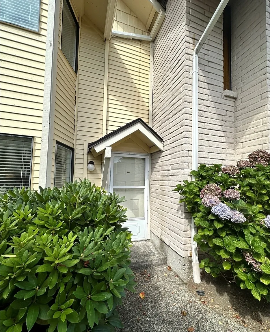 2 bed, 1080 sqft, $2,400 — Photo 1