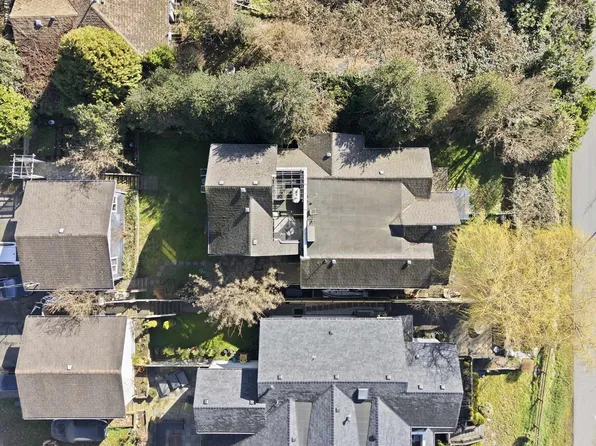 403 Alder St #B, North Vancouver, BC V7L 1A9