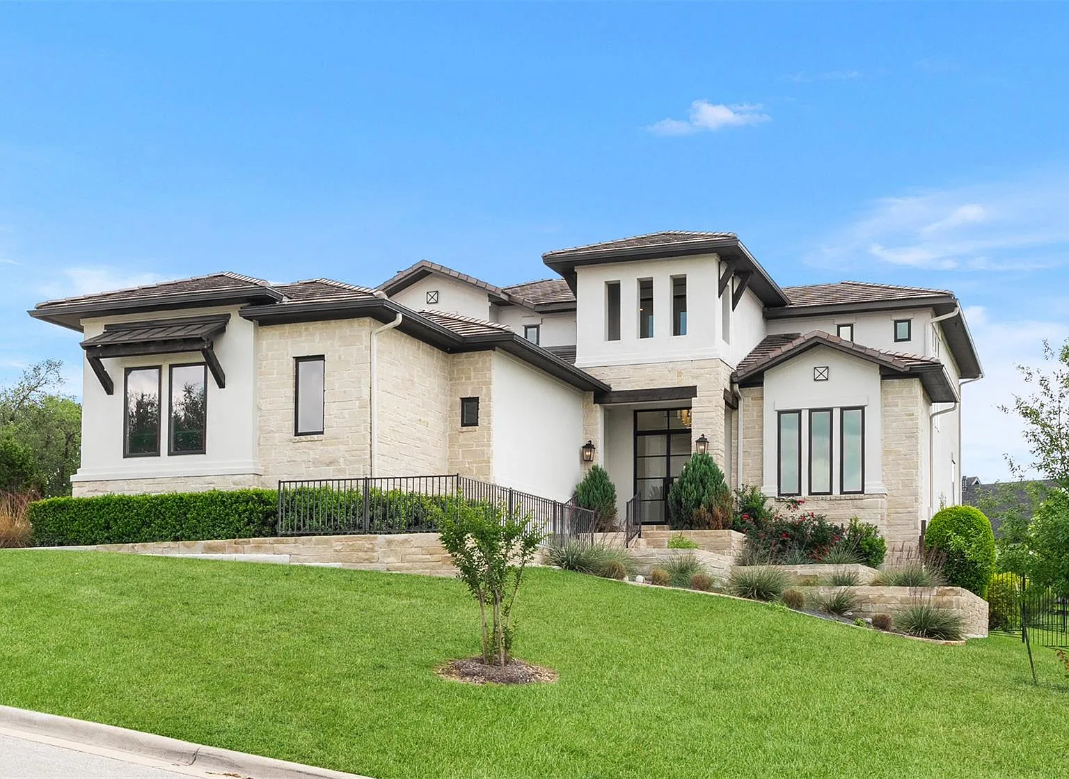 5 bed, 5.5 bath, 4663 sqft, $10,000 — Photo 2