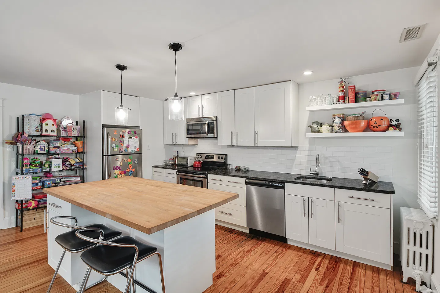 2 bed, 1100 sqft, $2,300 — Photo 3