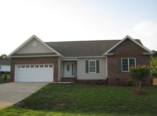 1723 Pipers Ridge Cir NW, Conover, NC 28613