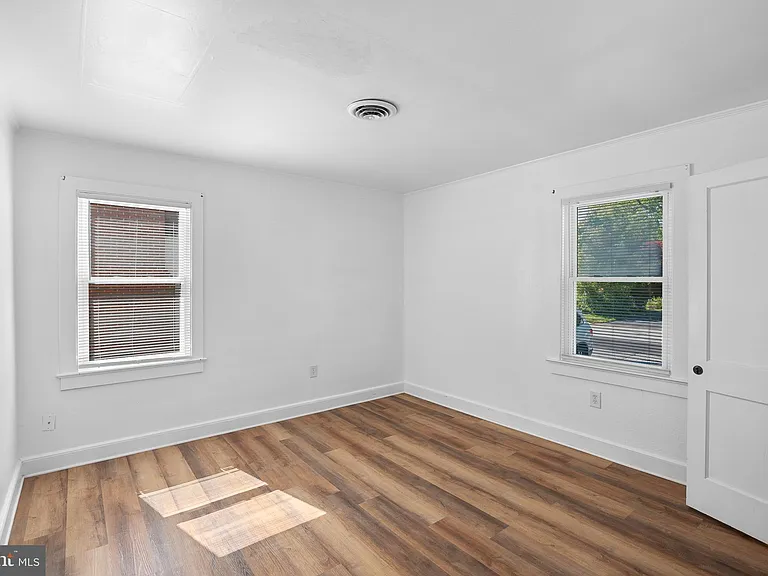 15 Sycamore Ave — Photo 4