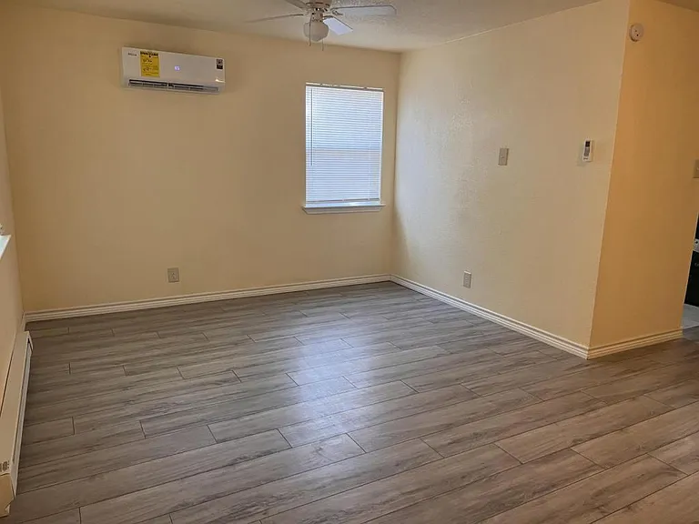 920 Wells St — Photo 5