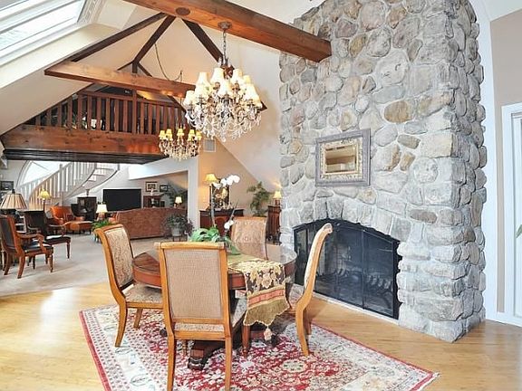 Bright Dining Area - overlooking lake!