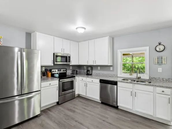 975 River Bend Dr, Burgaw, NC 28425