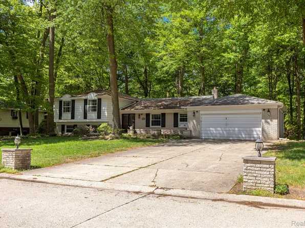 21257 Woodfarm Dr, Northville, MI 48167