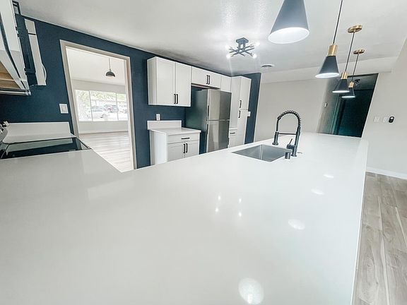 3rd image of 209 Courtney Cir